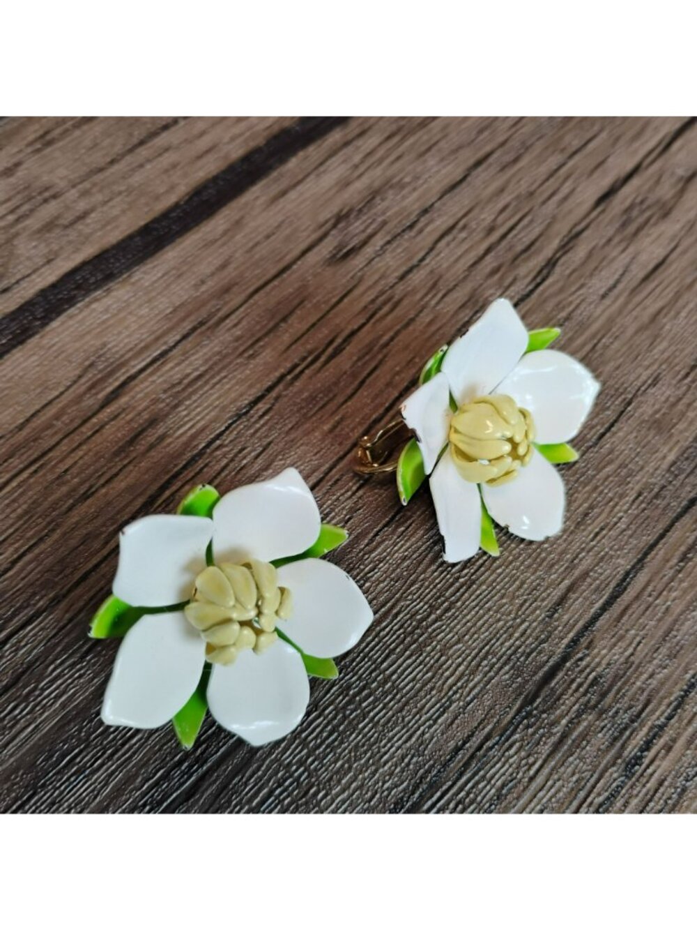 Vintage Sarah Coventry White & Green Enamel Flower Clip-On Earrings Retro Floral - Picture 2 of 7